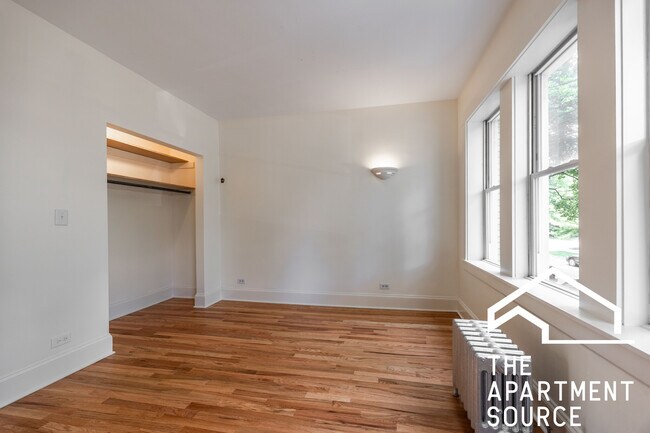 Building Photo - 3349 W Balmoral Ave