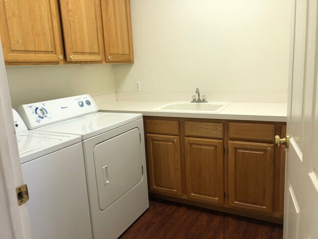 Building Photo - 265 NW Terre View Dr