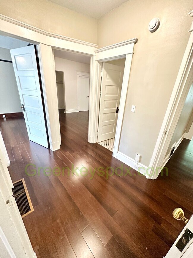 Building Photo - Huge Gorgeous 5 Bedroom 4 Bath Unit in SW ...
