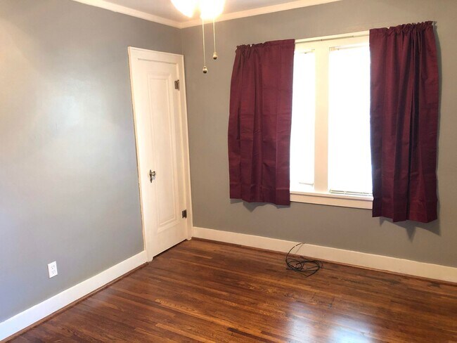 Building Photo - Beautiful 3 bedroom in Hyde Park neighborhood