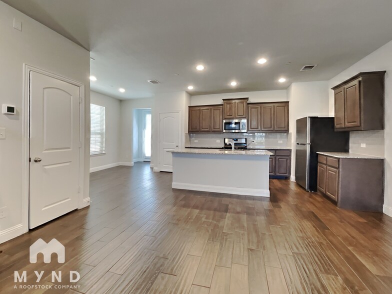 Building Photo - 5568 Kilmer Dr