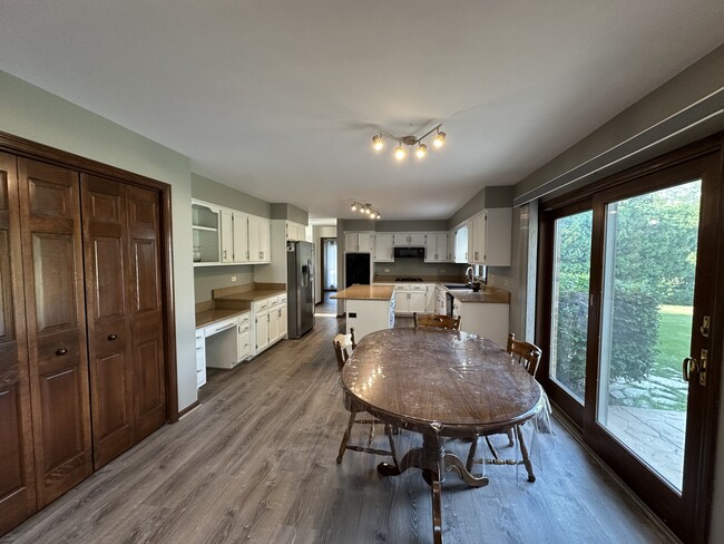 Building Photo - 1055 Knollwood Ln