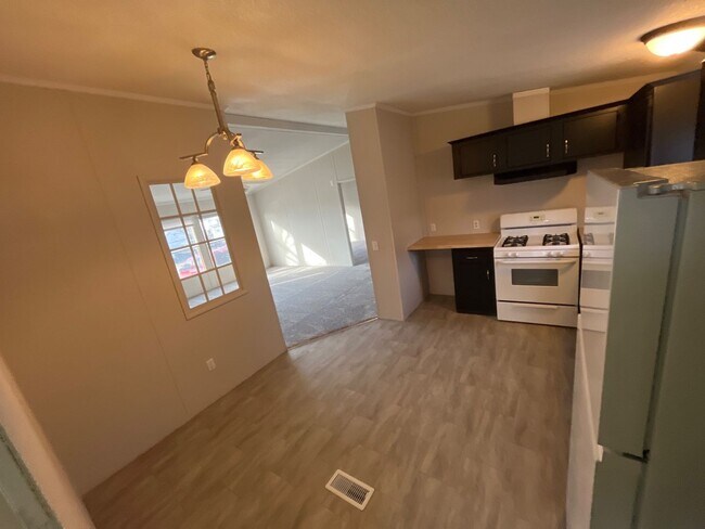 Building Photo - 210 N Walnut St