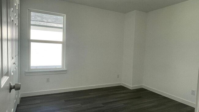 Building Photo - Beautiful house, perfect for families!!