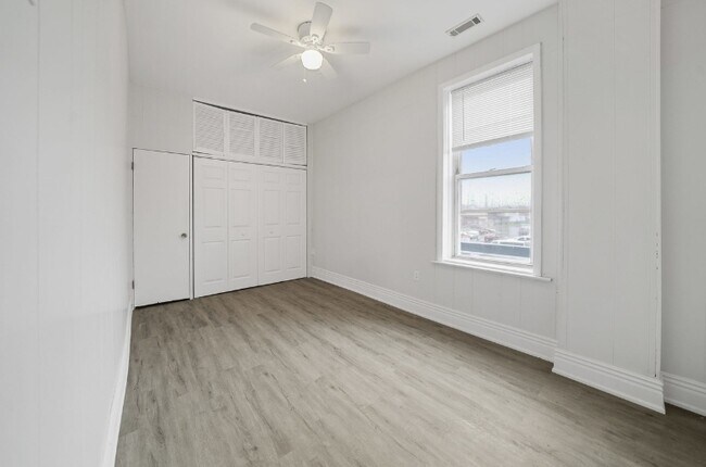 Building Photo - 2556 S Albany Ave