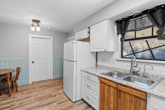 Building Photo - 10663 Silver Creek Dr