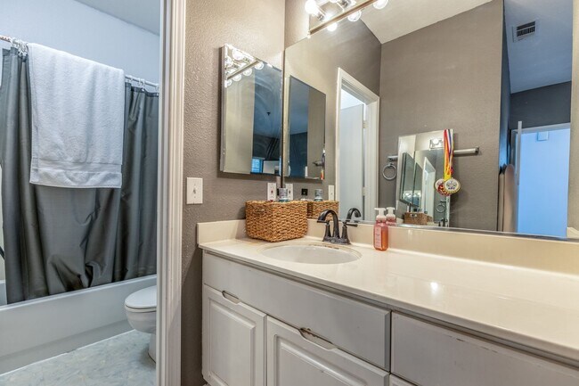 Building Photo - 2 bed/2 bath Upstairs Condo!