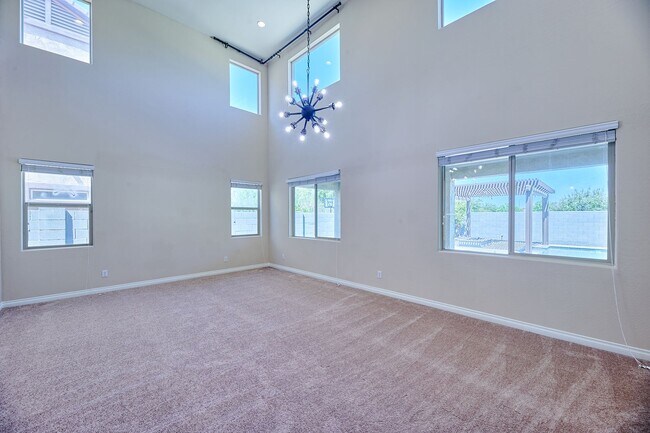 Building Photo - Lynx