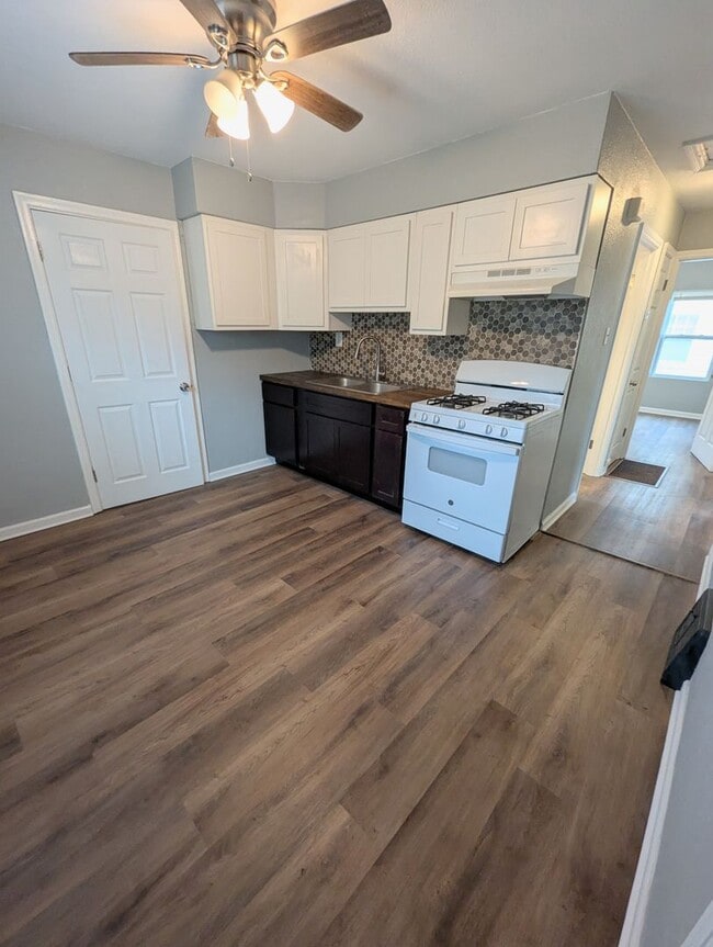Building Photo - Cutest Corner Lot - Section 8 Friendly