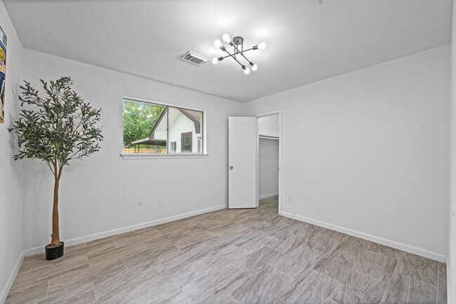 Building Photo - 11823 S Willow Cir