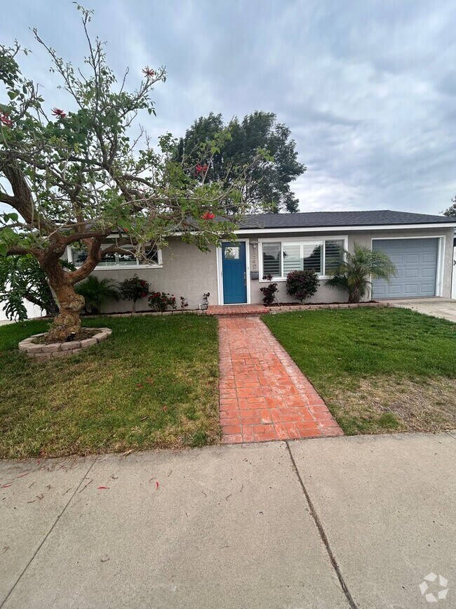 Building Photo - Beautiful 3 Bedroom/2 Bath Single Family H...