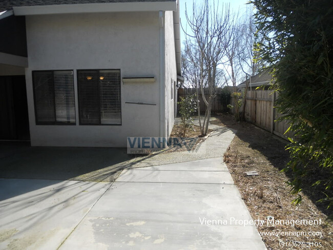 Building Photo - Cute 3 Bedroom Home with Spacious Backyard