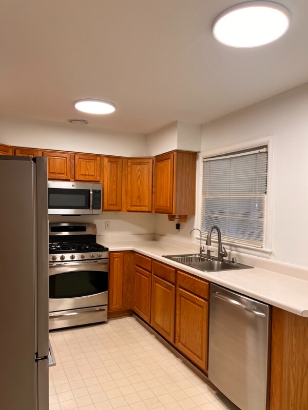 Building Photo - 2733 Redding Rd NE