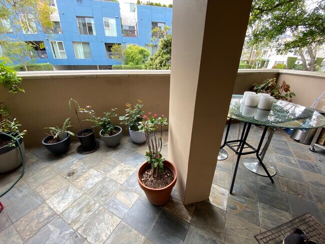 Building Photo - 850 N Croft Ave