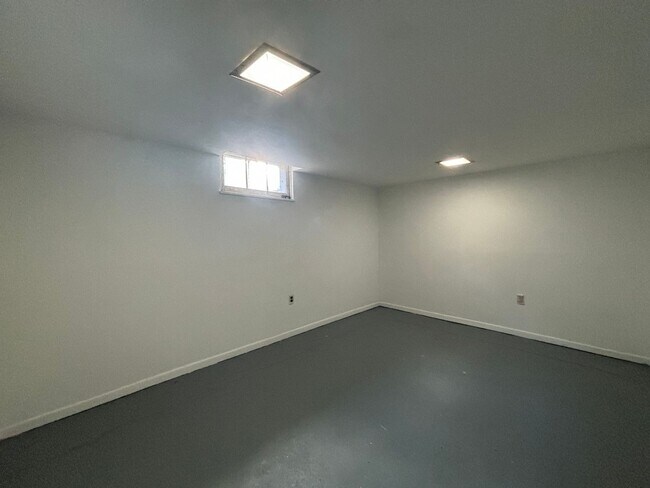 Building Photo - 4 bedroom, 2 bathroom home in the peaceful community of Mahtomedi access to White Bear Lake