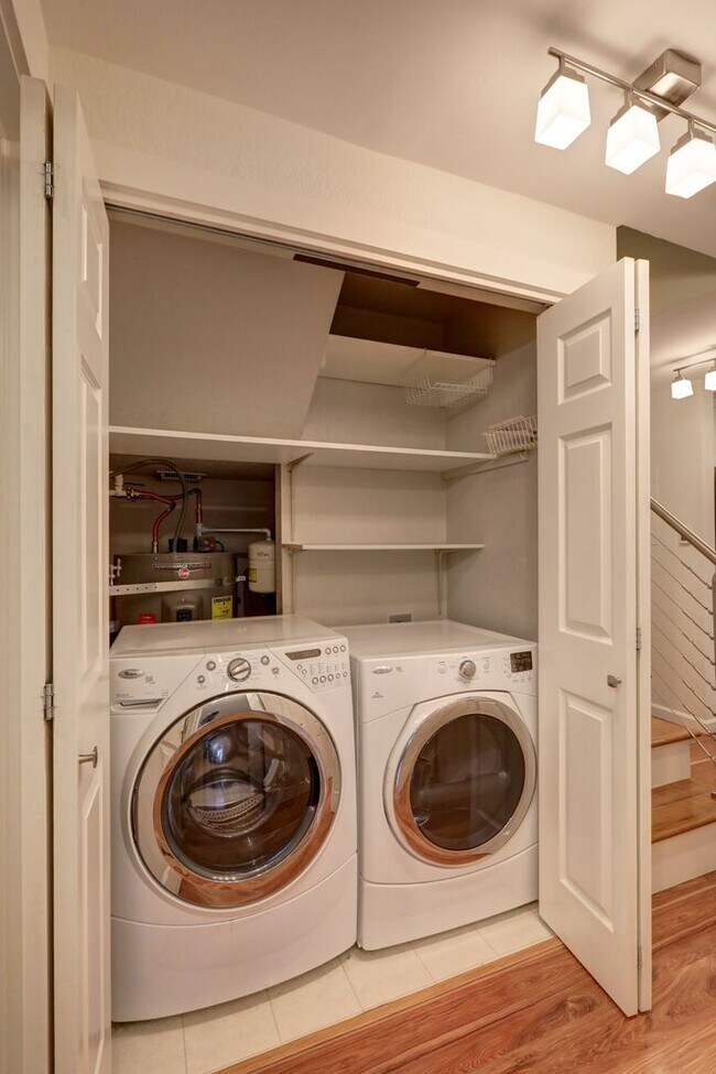 Building Photo - Large 2 Story Condo Available in Perfect Redmond Location!