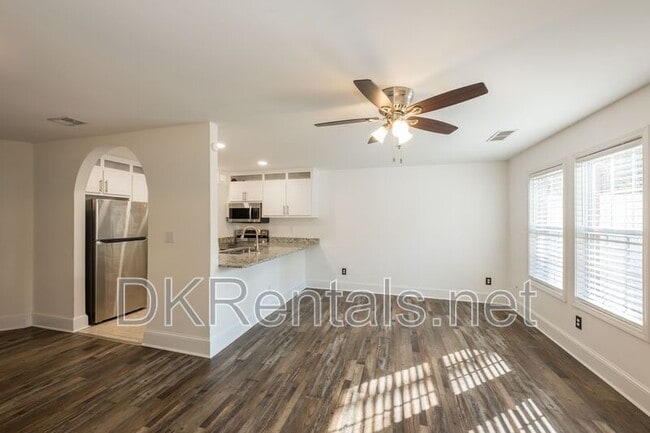 Building Photo - 215 Morris Ln