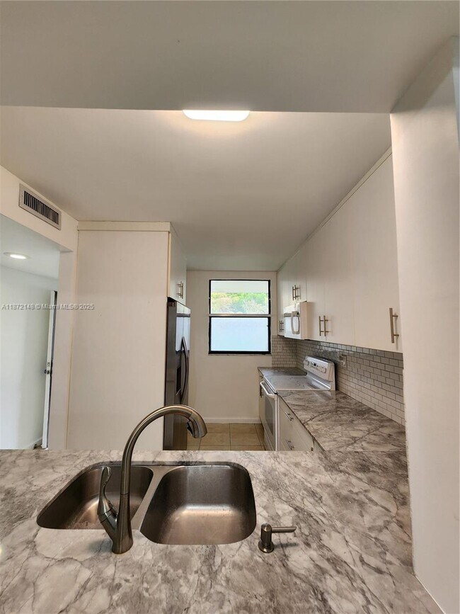 Building Photo - 8441 Forest Hills Dr