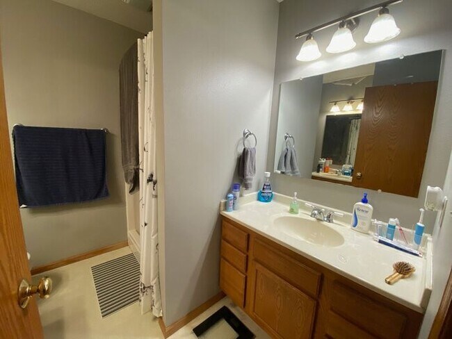 Building Photo - $2,250 | 4 Bedroom, 3.5 Bathroom Duplex | ...