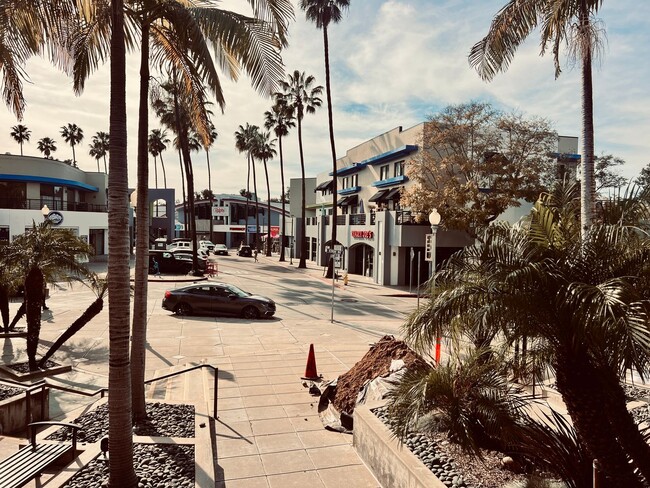 Building Photo - Renovated Uptown District Top Floor Condo in the Hillcrest