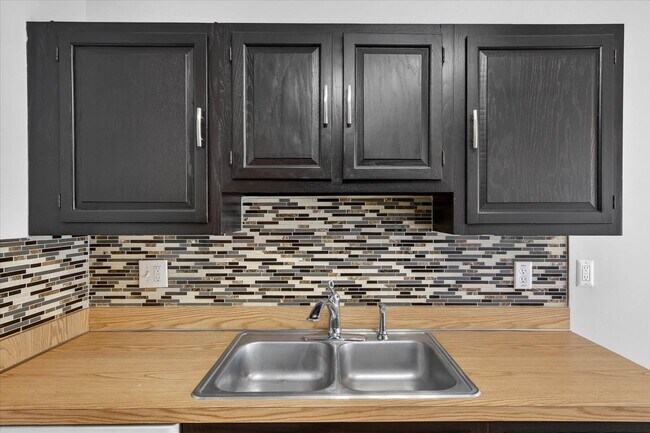 Building Photo - 41070 Southwind Dr