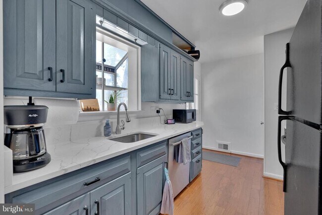 Building Photo - 3252 Holly Hill Dr
