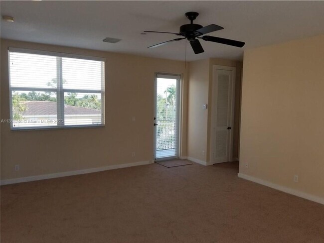 Building Photo - LARGE 3-bed, 3-bath townhome with 2-car ga...