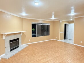 Building Photo - HUGE 3BR/2BA Second-Floor Condo