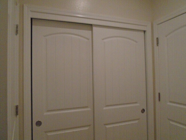 Building Photo - SOLAR......GORGEOUS---3 BEDROOMS PLUS AN OFFICE !!!