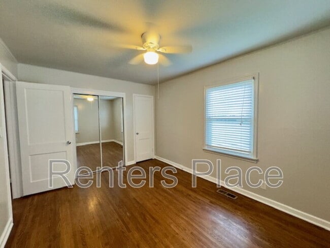 Building Photo - 208 E 45th Pl