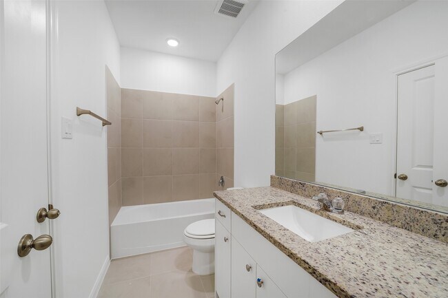 Building Photo - 13614 Pine Dr
