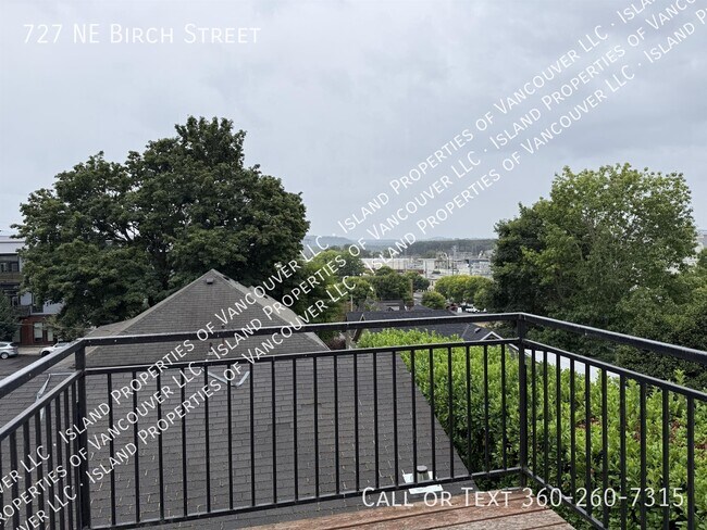 Building Photo - 727 NE Birch St