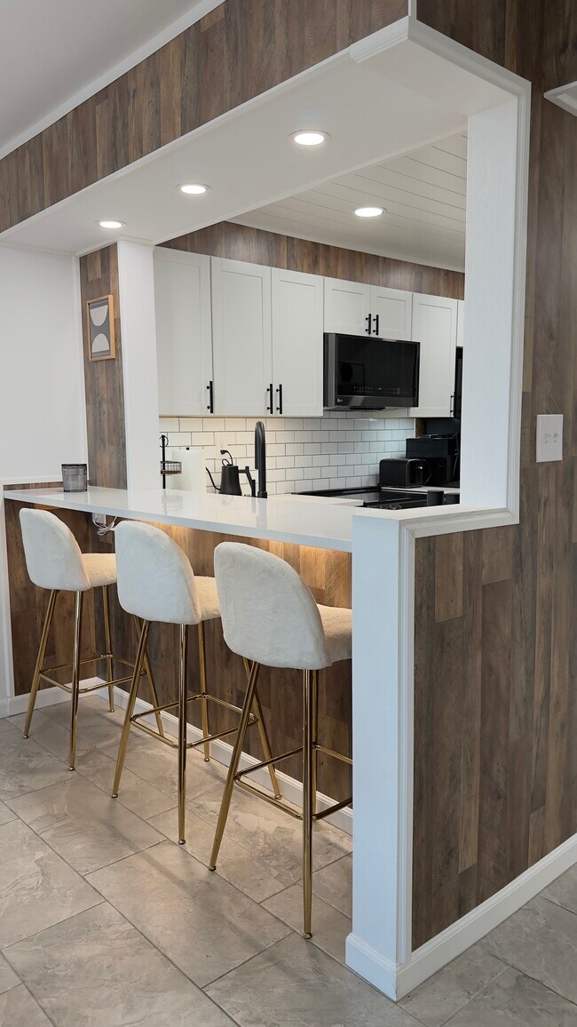 Building Photo - 651 Seaview Ct