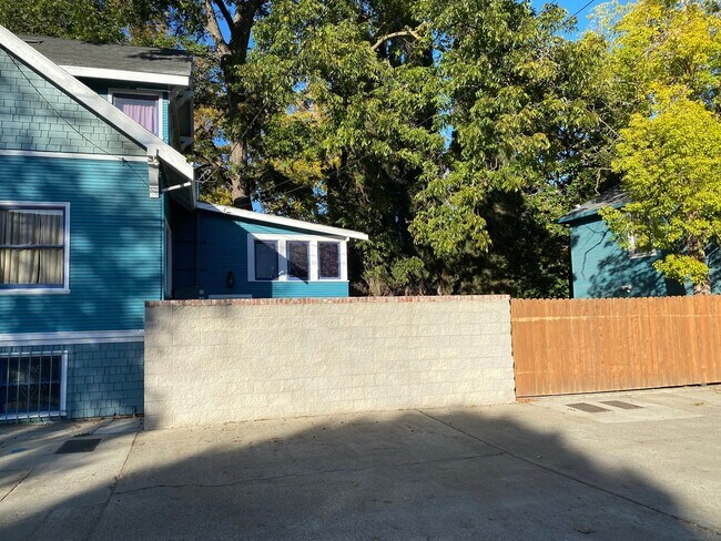 Building Photo - 3 Bed | 2 Bath | McKinley Park Area — $3,375/Month