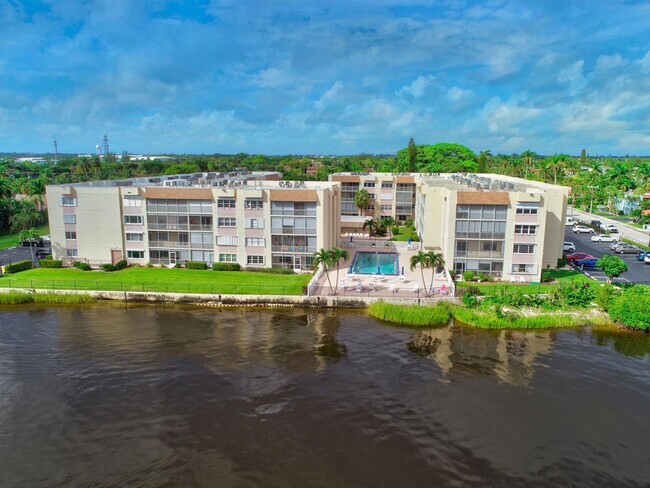 Building Photo - 1502 S Lakeside Dr