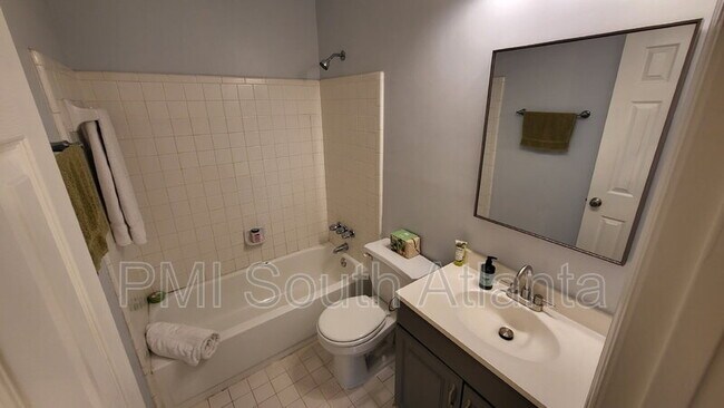 Building Photo - 1070 Huntington Trce SE