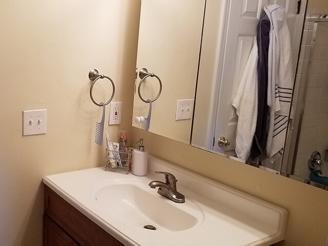 Bathroom - 4343 Laclede Ave