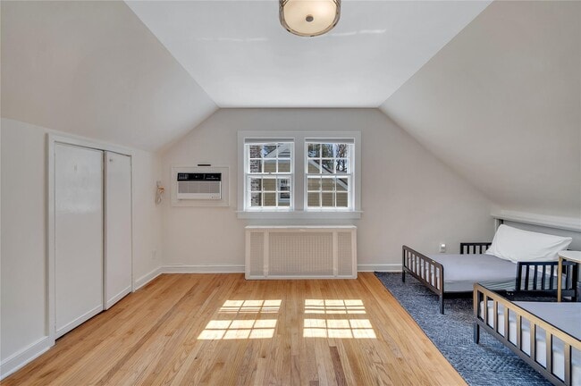 Building Photo - 53 Sheldrake Ave