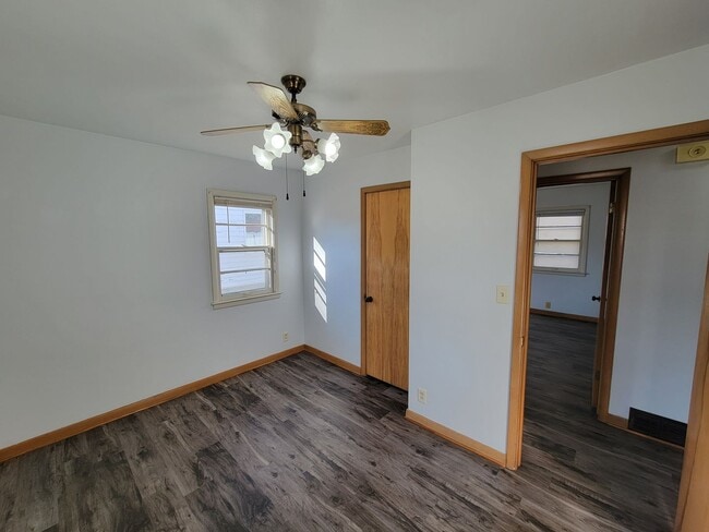 Building Photo - 3 Bedroom House with Large Garage