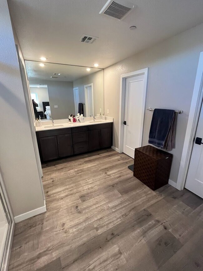 Building Photo - Beautiful 3 Bedroom Townhome in the Southw...