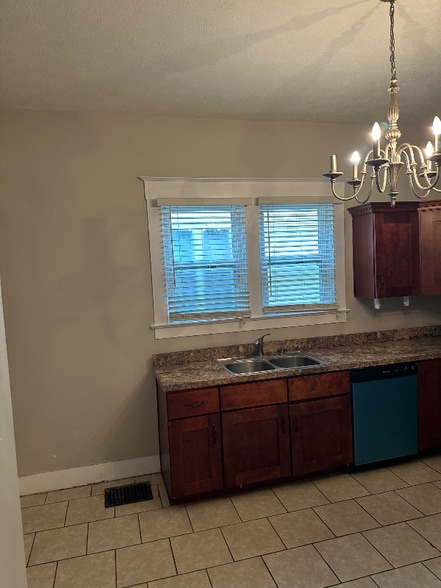 Building Photo - 303 S Alta Ave