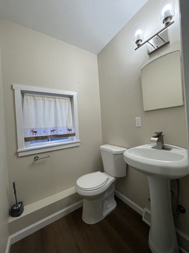 Building Photo - 314 Main St