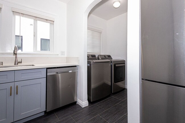 Building Photo - Bright and airy 2-bedroom 2-bath in Mid- City