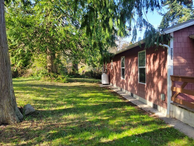 Building Photo - ***PENDING APPLICATION***2 Bed, 1 Bath Beachfront Home For Rent with Stunning Water Views Near Di...