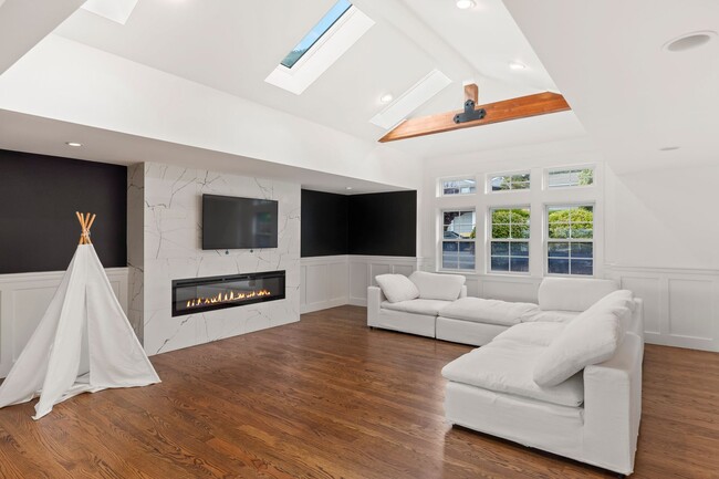 Building Photo - Lochmoor Lakeview Home in Bellevue