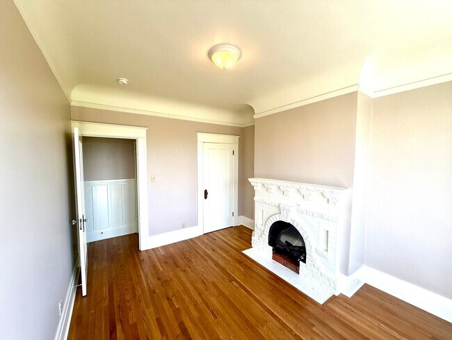 Building Photo - Charming Updated Top Floor 2BR/1BA Marina Apartment w/ Golden Gate Bridge Views! AMSI