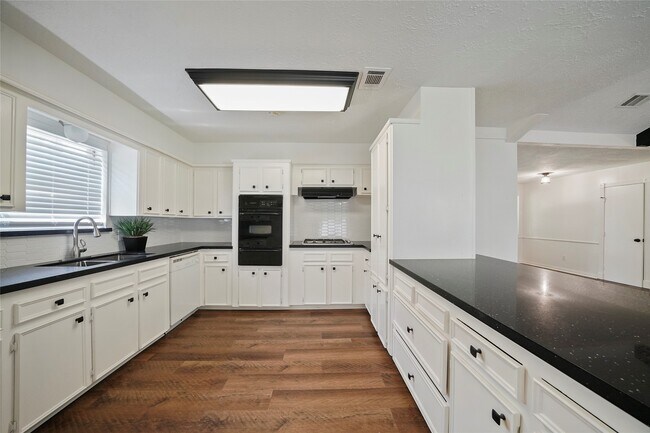 Building Photo - 719 Thornwood Dr