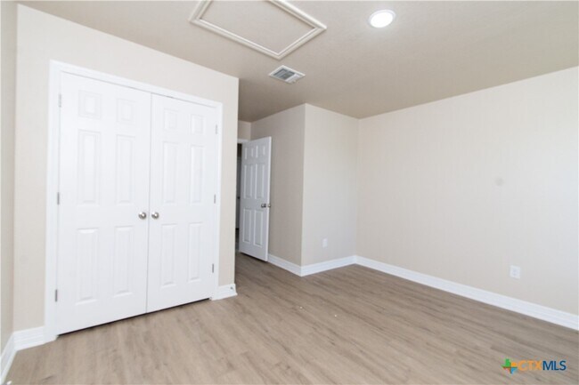 Building Photo - 807 White Meadow Ln