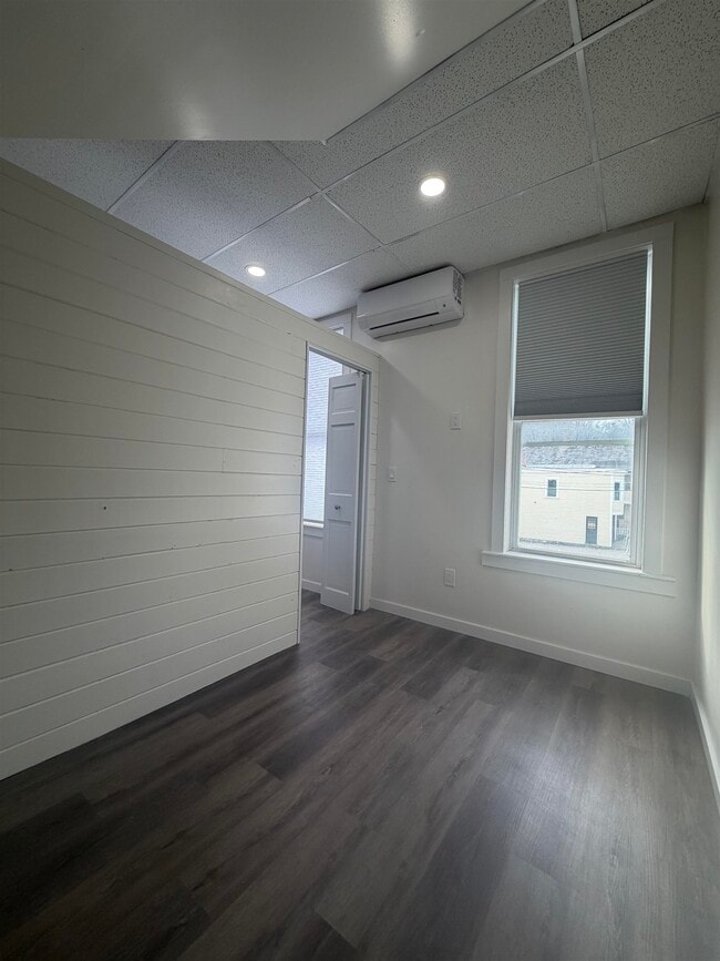 Building Photo - 158 Main St