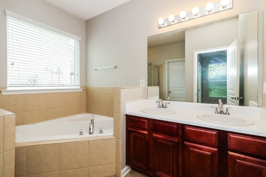 Building Photo - 468 Darbys Run Ct